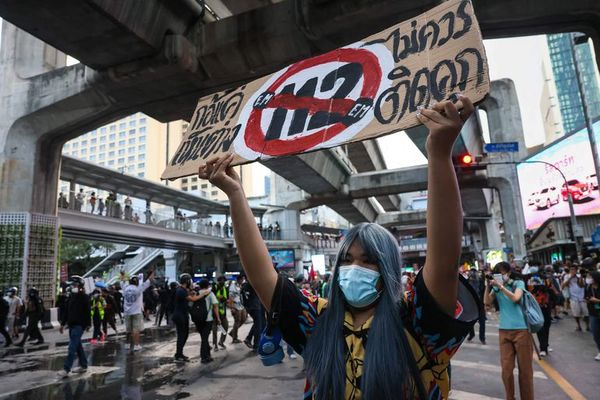 Nuevas protesta tras la ilegalización del debate sobre monarquía en Tailandia - Mundo - ABC Color