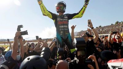 Valentino Rossi se baja de la moto y comienza la leyenda