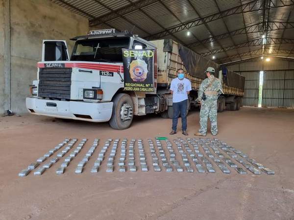 Capitán Bado: incautan alijo de marihuana y un tracto camión robado