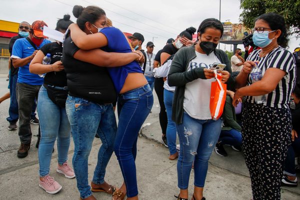 Tensa calma en el exterior de la cárcel de Ecuador tras la matanza de 68 reos - MarketData