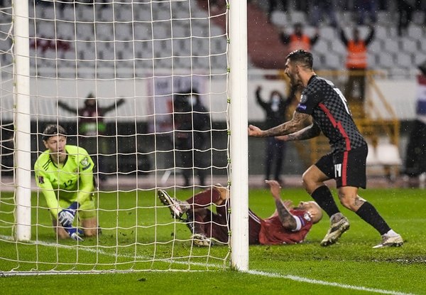 Croacia clasifica a Catar por un gol en contra de Rusia en los últimos minutos
