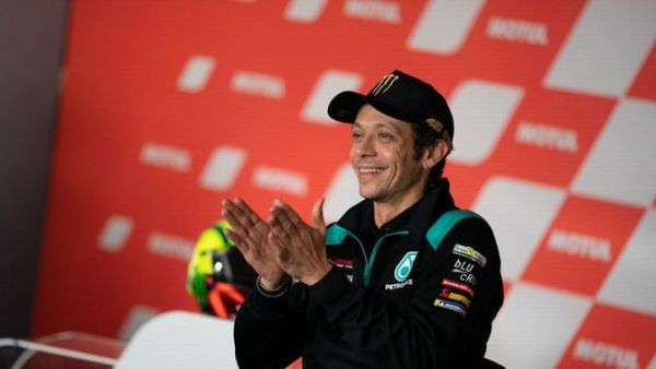 Valentino Rossi fue homenajeado por los pilotos de la Fórmula Uno
