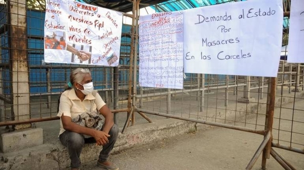 Diario HOY | Identifican 34 de los 68 presos asesinados el sábado en cárcel de Ecuador