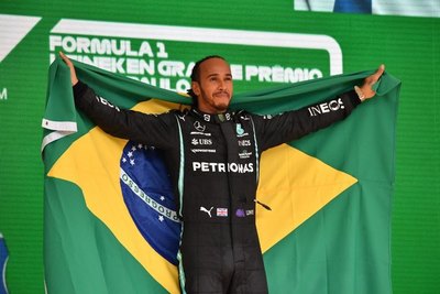 Hamilton gana en Brasil y deja el campeonato al rojo vivo