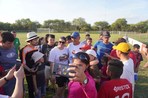 Francisco “Chiqui” Arce junto a otros ex futbolistas de la selección y su paso por el Chaco Paraguayo