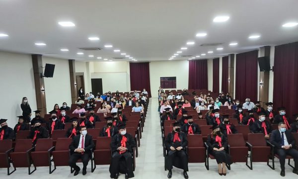 Egresan primeros abogados de la filial de la UNE en Santa Rita
