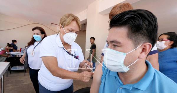 La Nación / Casi 40.000 trabajadores ya solicitaron permiso para vacunarse contra el COVID-19