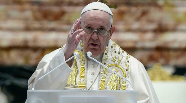 El papa pide «gestos concretos» para dar «esperanza y dignidad» a los débiles