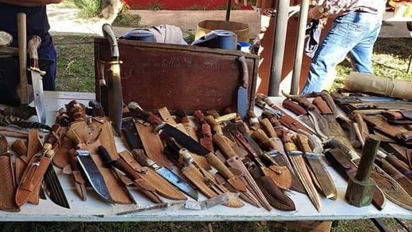 Un joven crea emprendimiento con cuchillos en Guairá