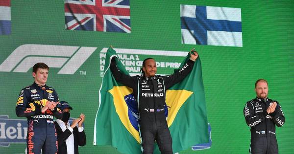 La Nación / Hamilton festeja tras remontada memorable