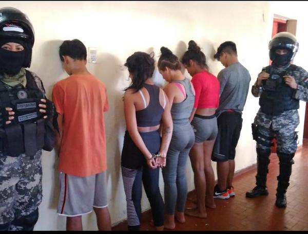 Una adolescente armada encabezaría un grupo juvenil de "asaltabuses" - Megacadena — Últimas Noticias de Paraguay