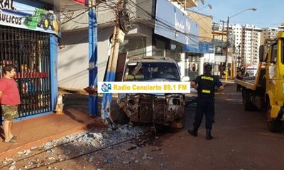 Mujer choca contra columna