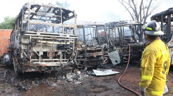 Incendio consumió en su totalidad a 8 buses en un taller de Villa Elisa