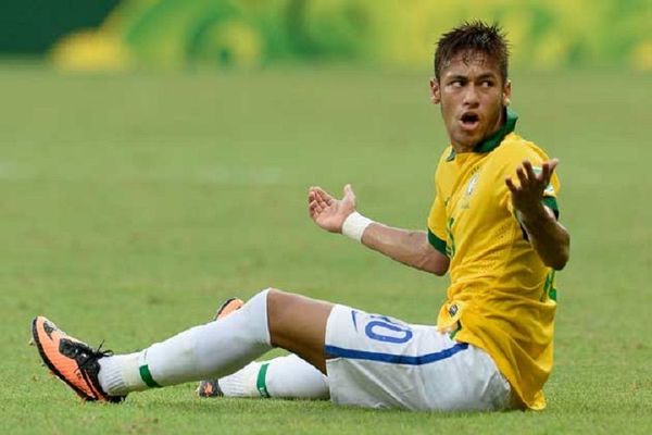Neymar debió ser expulsado ante Colombia, dice exárbitro internacional de la FIFA