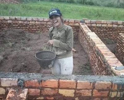 Joven trabajó como albañil para recibirse de abogada