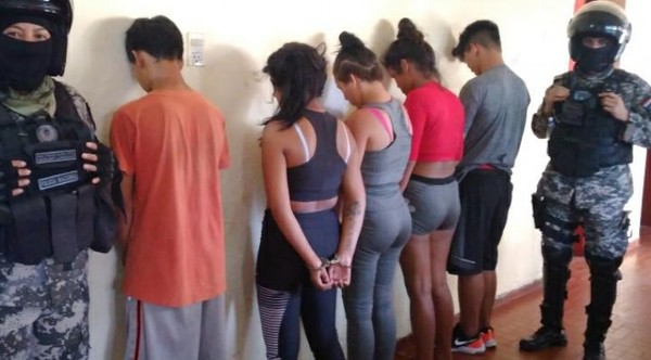 Policía Nacional detuvo a cinco menores que se dedicaban a asaltar en colectivos, la Fiscalía ya liberó a cuatro