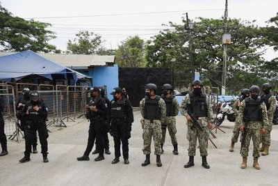 Presidente de Ecuador cambia jefes de Fuerzas Armadas tras violencia carcelaria - .::Agencia IP::.