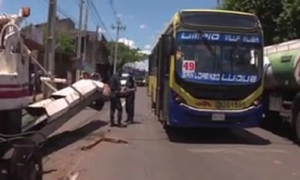 Maquina fresadora de asfalto cayó sobre un ómnibus con pasajeros - SNT