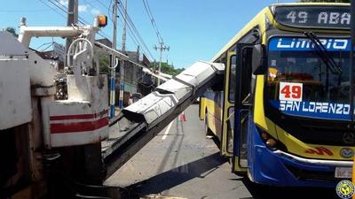 Grúa cae sobre un colectivo y deja tres pasajeros heridos •