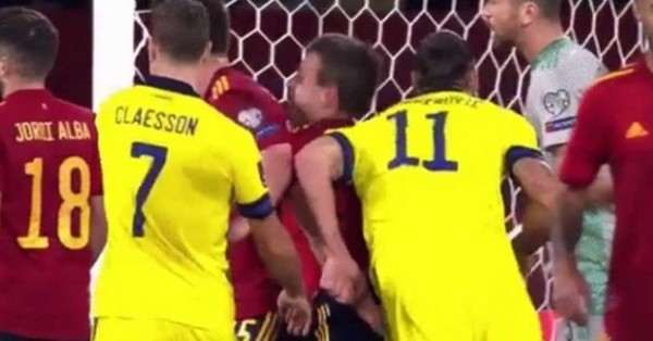 La violenta agresión de Zlatan Ibrahimovic en la derrota de Suecia ante España - SNT