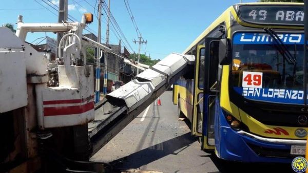 Brazo de hierro de máquina entró por la ventanilla del micro e hirió a tres pasajeros