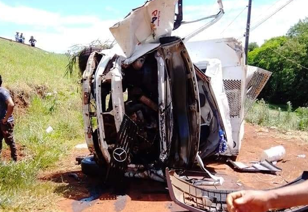 Camión de helados vuelca y conductor pierde la vida - Noticiero Paraguay