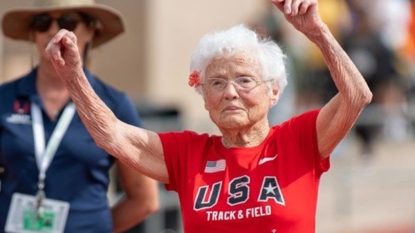 Con 105 años, mujer sigue corriendo y batió récord mundial en Estados Unidos