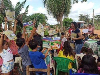 Entrega de materiales a 23.000 niños de Central