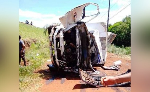 Vuelco de camión deja un fallecido y otro herido