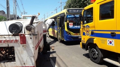 Diario HOY | Grúa ocasiona accidente y deja a tres pasajeros heridos de un bus