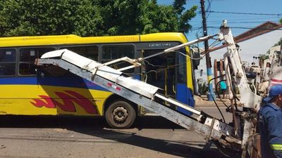 Brazo hidráulico de fresadora cayó sobre bus y dejó tres heridos - Nacionales - ABC Color