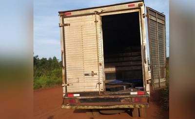 Delincuentes vestidos de policías vacían un camión en Minga Guazú