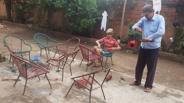 Abuelo enseñó a su familia oficio de arreglar sillones de cable