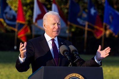 Biden se apunta un tanto con la firma de histórico plan de infraestructuras - Mundo - ABC Color