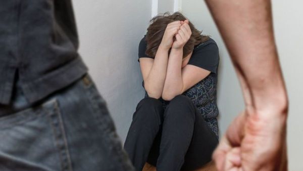 Enloqueció porque comieron su queso y golpeó a tres mujeres