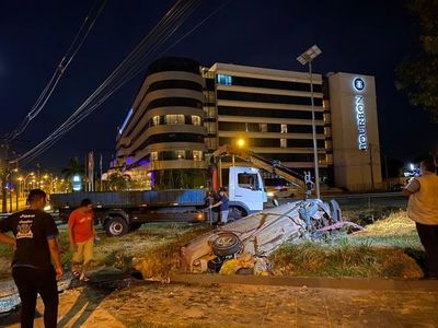Vehículo cae en zanja de autopista Ñu Guasú por falta de señalización  - Nacionales - ABC Color