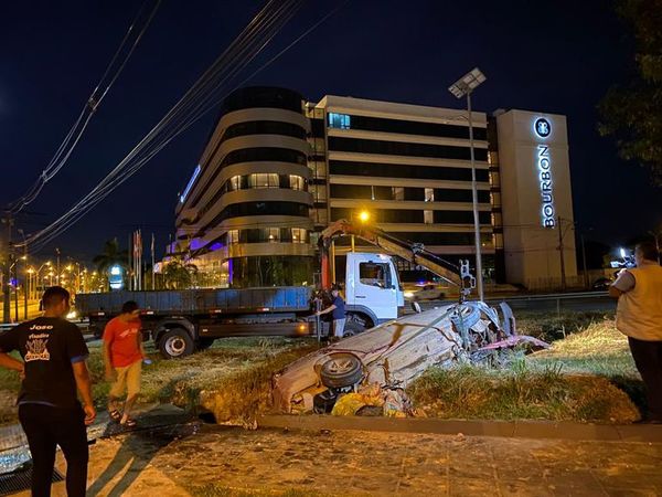 Vehículo cae en zanja de autopista Ñu Guasú por falta de señalización  - Nacionales - ABC Color