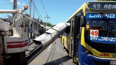 Máquina cae sobre bus y deja dos heridos