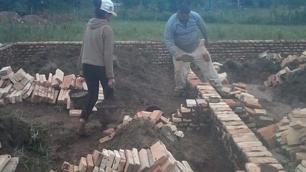 Se graduó de abogada trabajando de ayudante de albañil