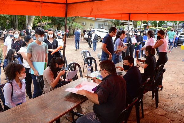 Cientos de profesionales se presentan para proceso de selección en Comuna de CDE - La Clave