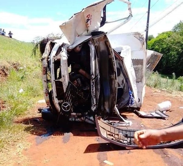 Reventón de cubierta delantera causa vuelco de camión: El chofer muere y el acompañante se encuentra hospitalizado – Diario TNPRESS