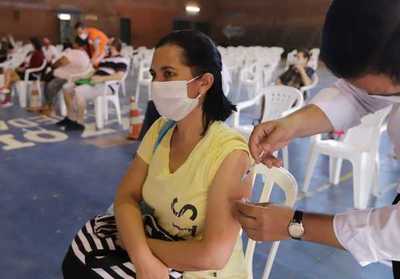 Salud insta a docentes aplicarse la vacuna Covid-19 antes de iniciar las clases en el 2022 - .::Agencia IP::.