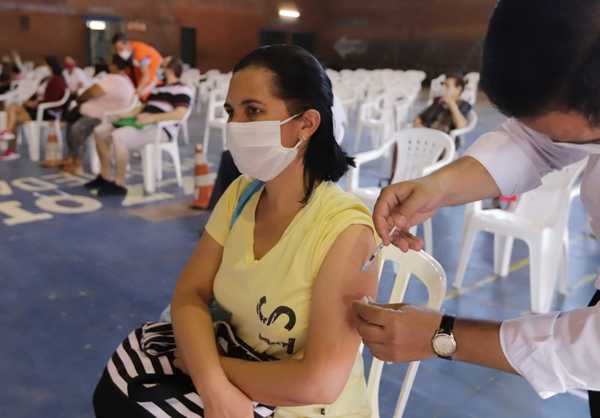 Salud insta a docentes aplicarse la vacuna Covid-19 antes de iniciar las clases en el 2022 - .::Agencia IP::.