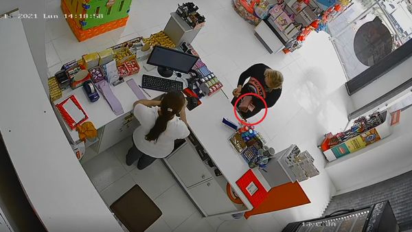 Entró a la farmacia y se le cayeron unas cuantas balas