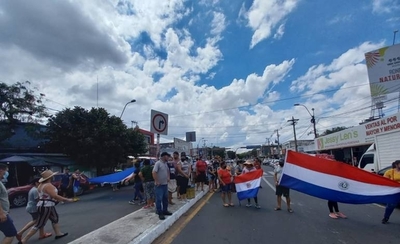 Diario HOY | Permisionarios del Mercado 4 cierran Avenida: “Va a correr sangre”