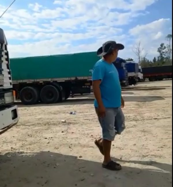 Camioneros paraguayos varados pasan hambre en Salta por trabas en liberación de cargas - Nacionales - ABC Color