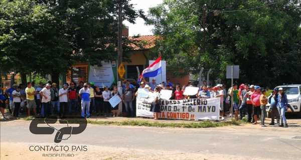 Pobladores se manifiestan frente a la fiscalía a favor de sospechoso de doble homicidio - Noticiero Paraguay