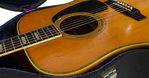 La Nación / Guitarra de Clapton y manuscrito de Cobain, estrellas de una subasta