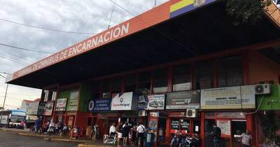 La Nación / Buses llenos confirman cruce por Encarnación rumbo a Buenos Aires