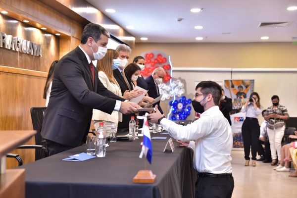 Más de 100 jóvenes culminan tecnicaturas en mecatrónica industrial, farmacia y productividad - El Trueno